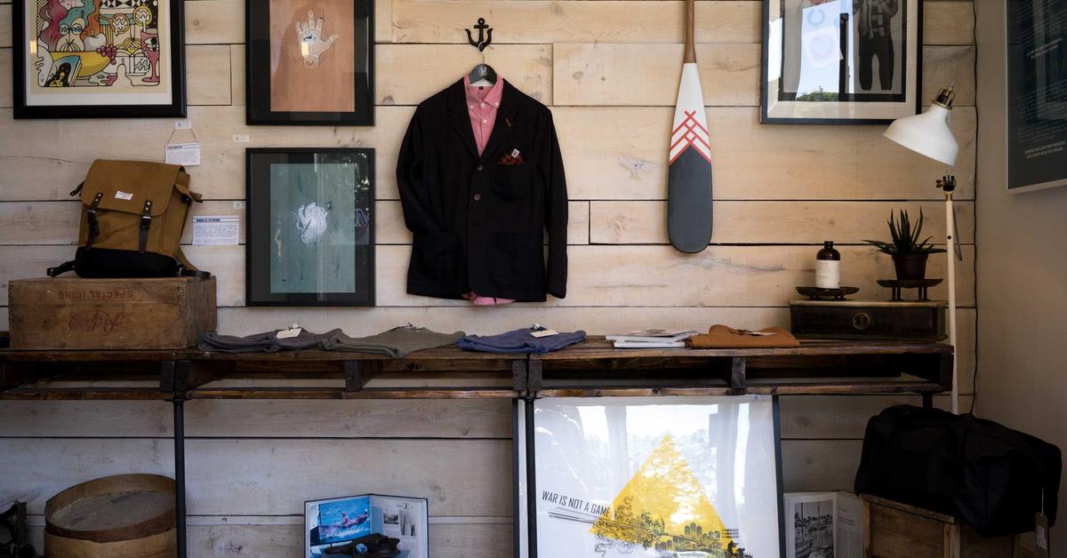 Creatine molecule and brain neurons illustrating cognitive enhancement research